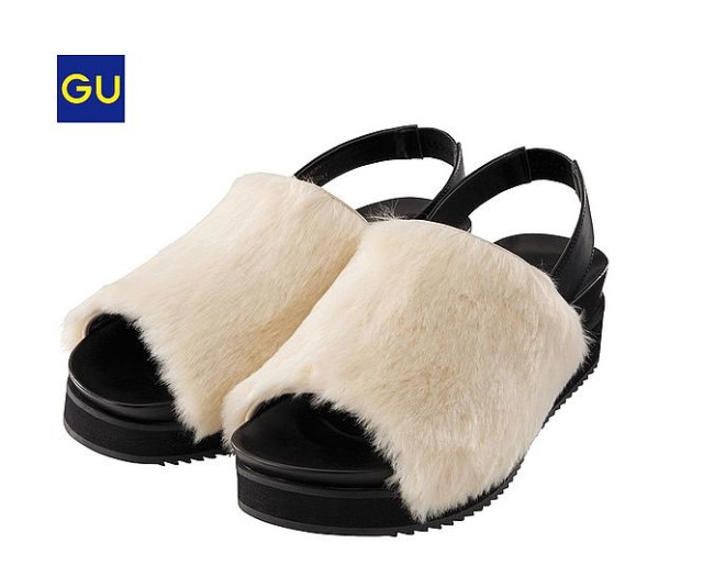 暑くない? ファーサンダル流行