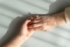 3歳娘に促され、母と数十年ぶりに抱き合うと……（※画像はイメージです/出典：PIXTA）