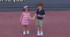 シンデレラ城の前で手をつなぐ幼いきょうだい