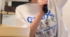 手に持っているのは……