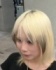 金髪女性をヘアカット