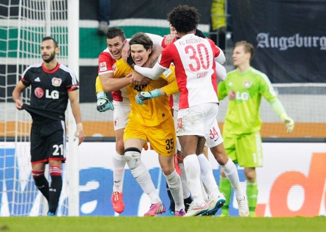 アウクスブルク守護神が土壇場同点ボレー弾「本当に信じられない」