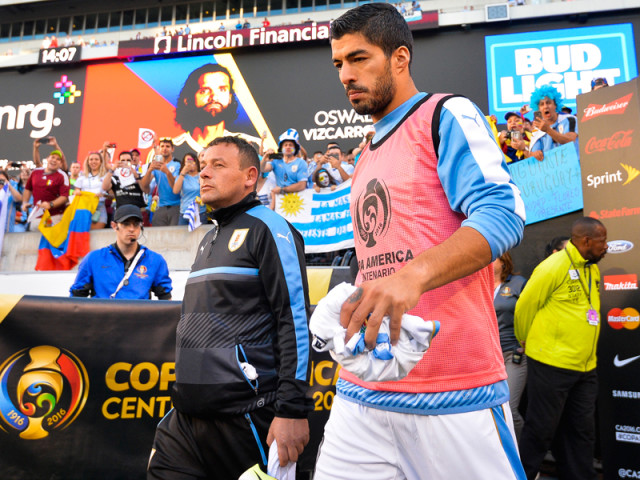 出場登録外と知らされずにベンチ入りか…激怒のスアレス、ベンチを殴打