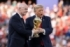 �Ҷ��������ä�FIFA��Ĺ�������Τ��ʸ� [�̿�]��FIFA via Getty Images