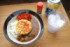 レトルトカレーにカップ麺の天ぷらをのせて「天カレー丼」