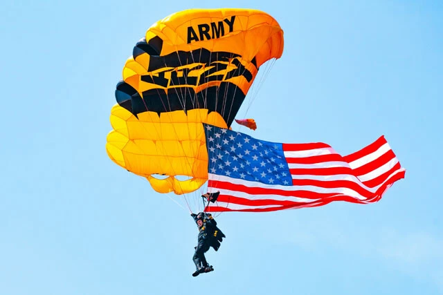 米軍が児童館に無断侵入し、落下したパラシュート機材を回収