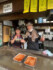 店主の恵良敏彦(えら・としひこ)さん（左）と李明浩（り・みょんほ）さん（左）