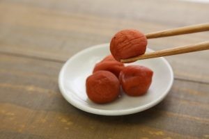 刺さったトゲ 梅干しで抜ける?