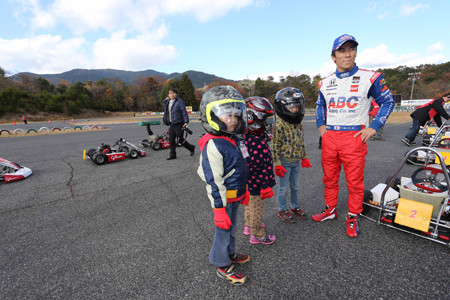 佐藤琢磨、広島でカートイベント開催。子供たちの笑顔輝く