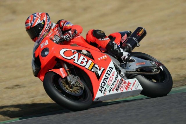 超人気新品 時空を超えた”競演。鈴鹿サーキットを8耐レジェンドマシンと現役 工芸品