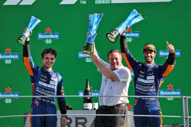 2021年F1第14戦イタリアGP表彰式 左からランド・ノリス(マクラーレン)、ザク・ブラウン(マクラーレン・レーシングCEO)、ダニエル・リカルド(マクラーレン)