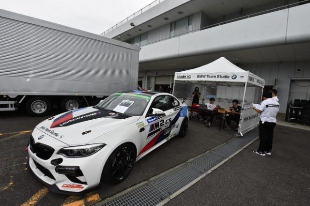 スーパー耐久第5戦鈴鹿のパドックに展示されているBMW M2 CSレーシング。