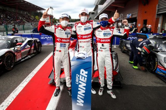 2021年シーズンの3勝目を挙げ、同時にシリーズチャンピオンを獲得したチームWRTの(左から)イーフェイ・イェ/ロバート・クビサ/ルイ・デレトラズ組