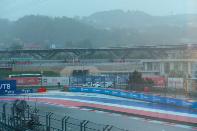 2021年F1第15戦ロシアGP土曜日のソチ・オートドローム。現地では金曜の深夜から雨が降り続いている