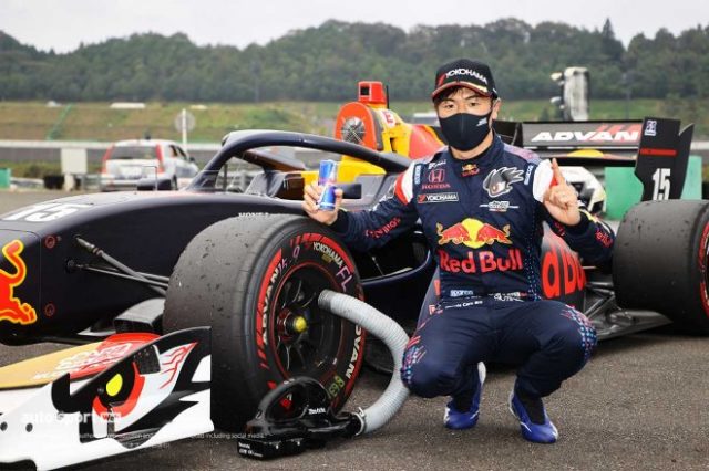 自身初ポール獲得を喜ぶ大津弘樹(Red Bull MUGEN Team Goh)