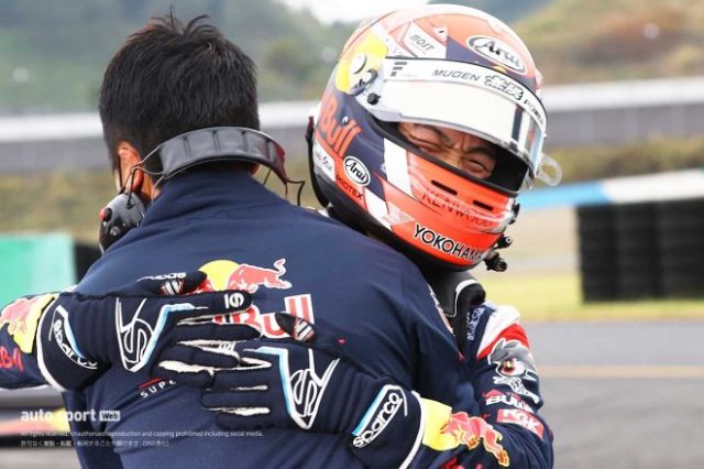 伊沢拓也アドバイザーと初ポールを喜ぶ大津弘樹(Red Bull MUGEN Team Goh)