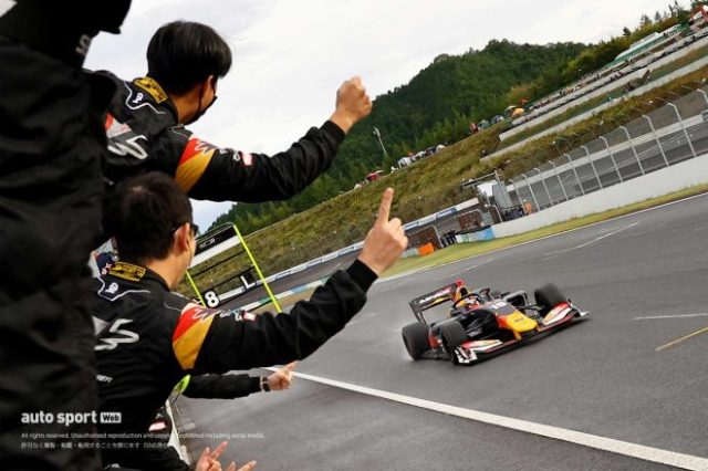 2021スーパーフォーミュラ第6戦もてぎ チェッカーを受ける大津弘樹(Red Bull MUGEN Team Goh)