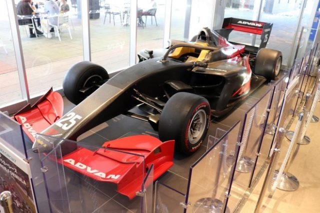 新名神高速道路の鈴鹿パーキングエリアに展示されているSF19