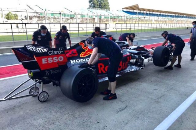 2022年用18インチF1タイヤテスト(シルバーストン) アレクサンダー・アルボン(レッドブル・ホンダ)