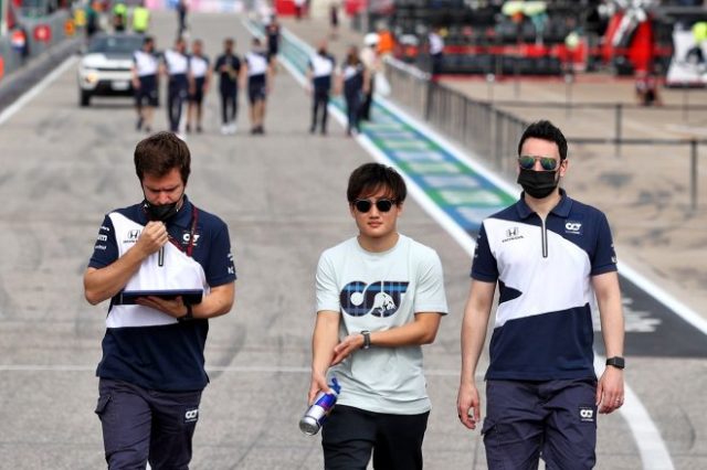 2021年F1第17戦アメリカGP トラックウォークに出かける角田裕毅(アルファタウリ・ホンダ)