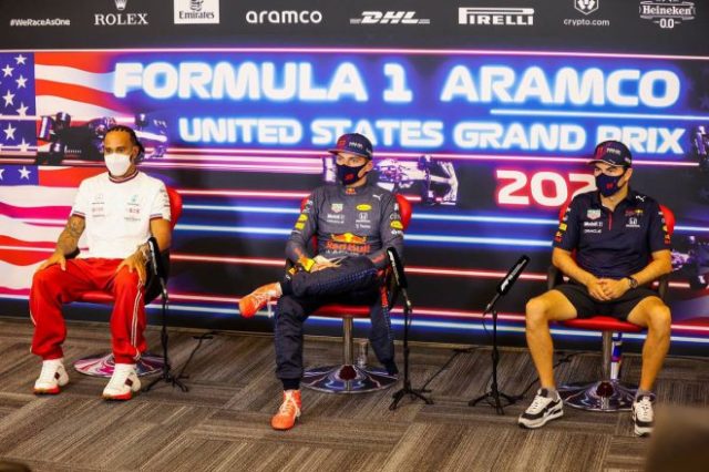 2021年F1第17戦アメリカGP予選後会見 左から2番手ルイス・ハミルトン(メルセデス)、PPマックス・フェルスタッペン(レッドブル・ホンダ)、3番手セルジオ・ペレス(レッドブル・ホンダ)