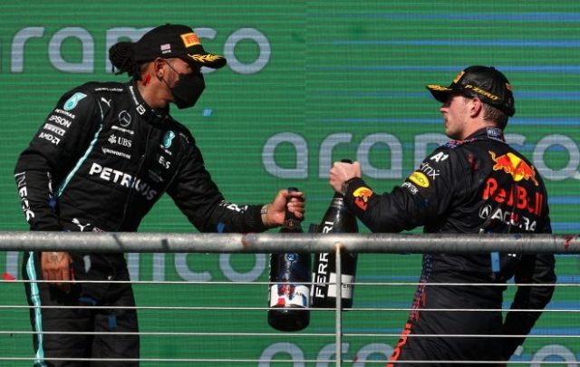 2021年F1第17戦アメリカGP表彰台 1位マックス・フェルスタッペン(レッドブル・ホンダ)と2位ルイス・ハミルトン(メルセデス)