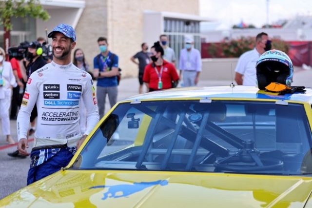 2021年F1第17戦アメリカGP アーンハートSr.のシボレー・モンテカルロでデモ走行を行うダニエル・リカルド(マクラーレン)
