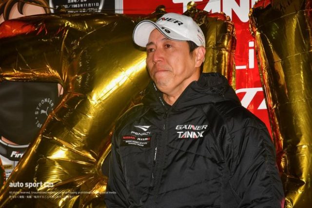 レース後、GAINERのピットでラストレースが祝われ、涙をみせる星野一樹