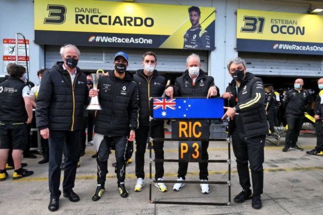 2020年F1第11戦アイフェルGP 3位に入賞したダニエル・リカルド(左から2番目)とマネージングディレクターのシリル・アビテブール(真ん中)
