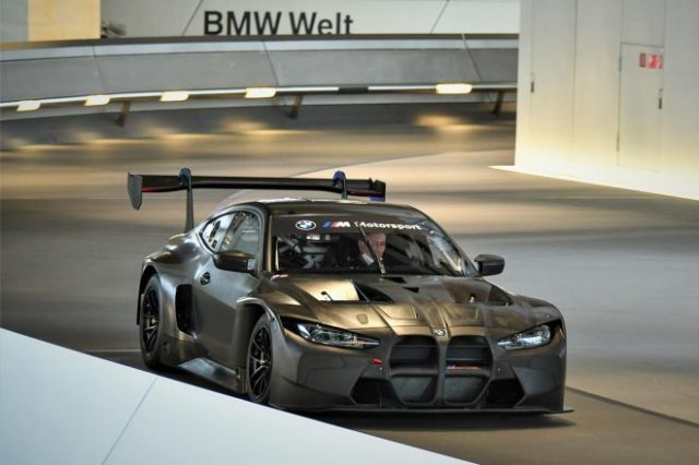 BMW M4 GT3の納車セレモニーの様子。スロープを下りるトロステン・シューベルト代表