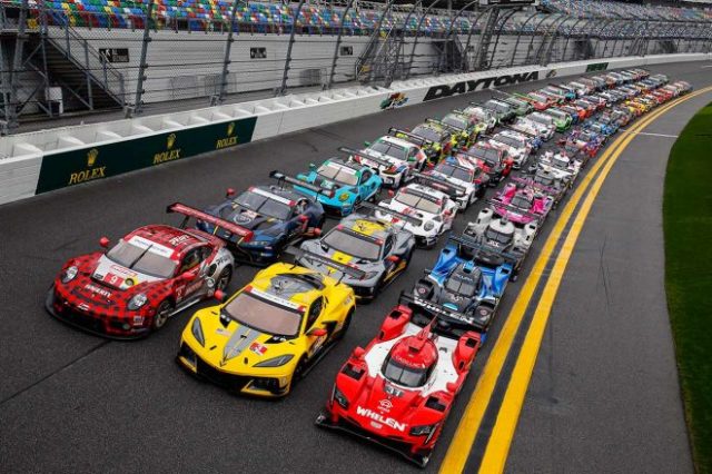 2022年のIMSA開幕戦デイトナ24時間レースに参戦する61台の車両の集合写真