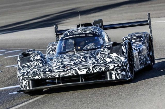 1月27日にポルシェが公開した、2023年デビュー予定の新型LMDh車両の走行画像