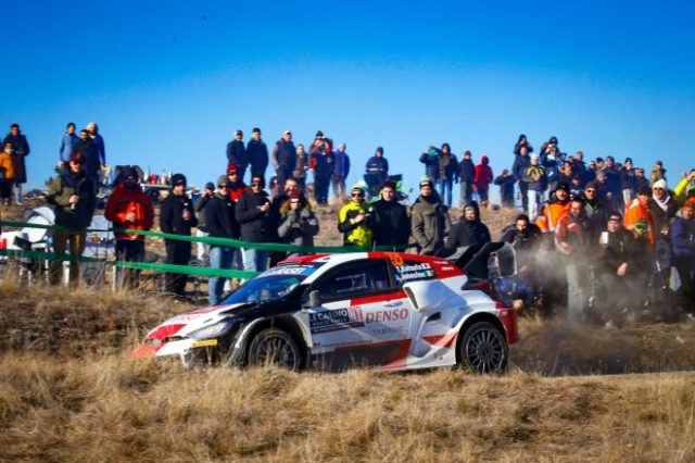 SS13でのスタック時に観客に助けられ、デイリタイアの危機を逃れた勝田貴元(トヨタGRヤリス・ラリー1) 2022年WRC第1戦モンテカルロ