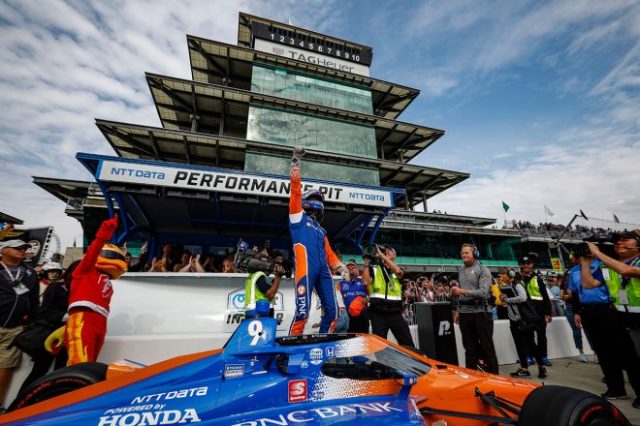 インディ500ポール獲得を喜ぶスコット・ディクソン