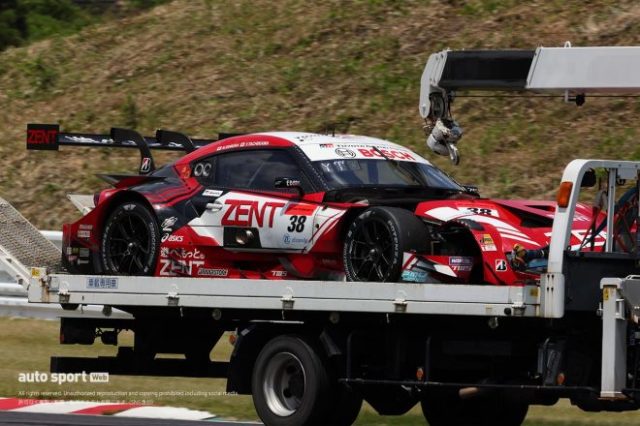 フリー走行中にトラブルのためマシンを止めたZENT GRスープラ