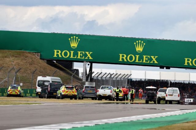 2022年F1第7戦イギリスGP決勝 コース内に気候変動活動団体のメンバーが立ち入ったため、警察が駆けつけた