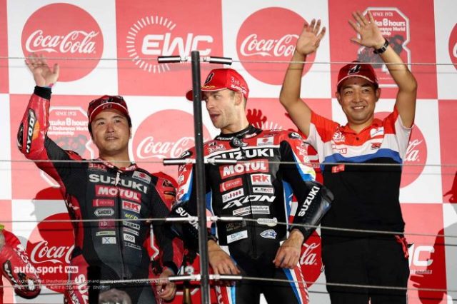 2022鈴鹿8耐の表彰台に上がった渡辺一樹、グレッグ・ブラック、加藤陽平チームディレクター(Yoshimura SERT Motul)
