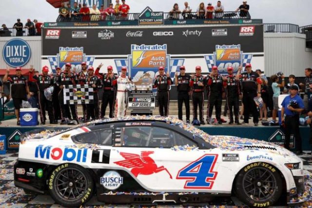 前週のミシガンで実に65戦ぶりの勝利を飾ったケビン・ハーヴィック(Stewart-Haas Racing/フォード・マスタング)が勢いそのまま2週連続優勝を達成