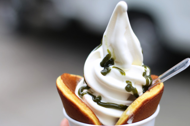 鎌倉の夏に欠かせないデザートといえばコレ！アジサイ観賞の後は「するがや」の「どら焼きソフト」はいかが？