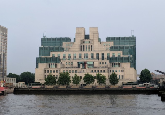 インパクト大 007で有名なロンドンの 秘密情報部 Mi6 ビル は意外な建物をモデルにしていた Mixiニュース インパクト大 007で有名なロンドンの 秘密情報部 Mi6 ビル は意外な建物をモデルにしていた Mixiニュース