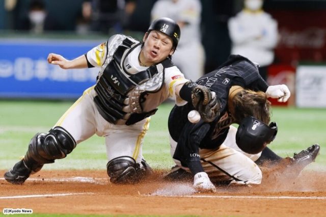 7回に角中の適時二塁打で二走・中村奨が生還 (C)Kyodo News