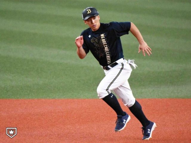 試合前の練習で軽快な走塁を見せるオリックス・吉田正尚〈写真=北野正樹〉