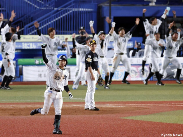 ロッテが劇的勝利でマジックを減らす (C) Kyodo News