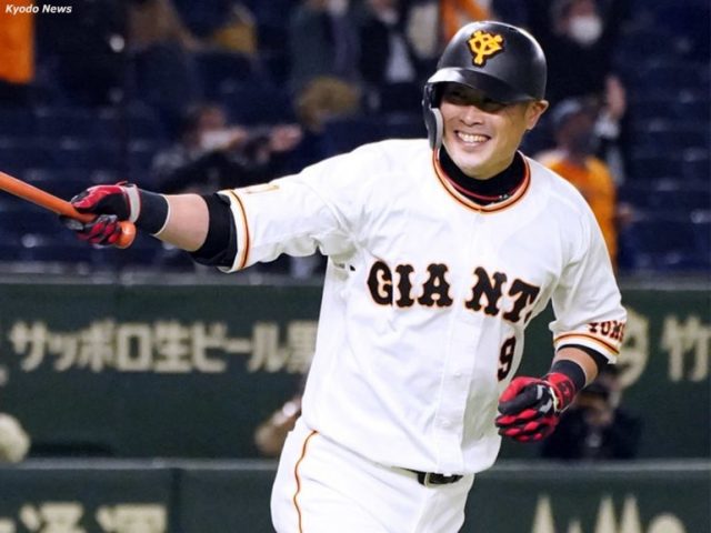今年の開幕戦で劇的な代打サヨナラ弾を放った亀井 (C) Kyodo News