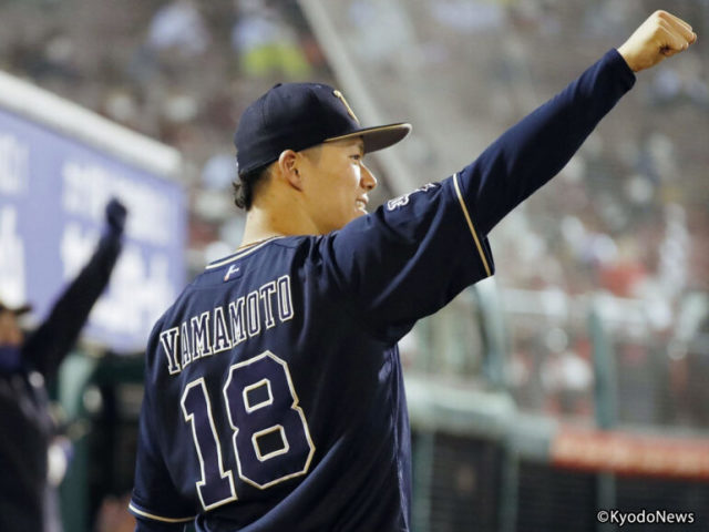 紅林の適時打で追加点を奪い、ガッツポーズするオリックス・山本
