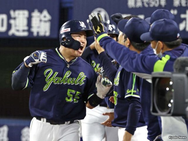 3回、中村の2点二塁打で生還し、雄たけびを上げるヤクルト・村上=横浜