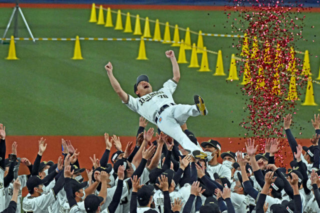 25年ぶりの優勝を果たし、胴上げされるオリックスの中島聡監督<写真=北野正樹>