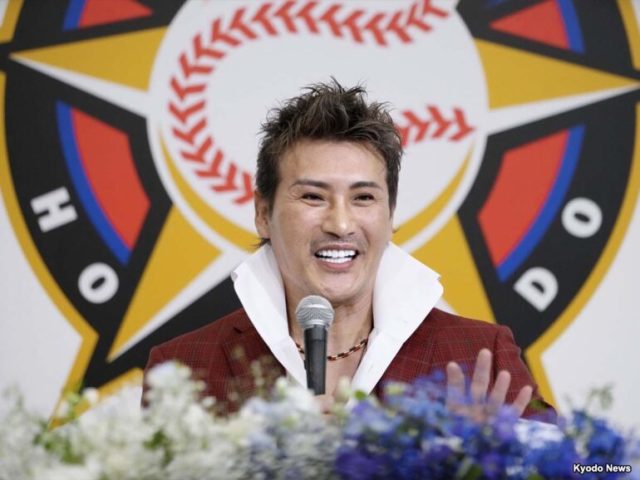 就任の記者会見をするプロ野球日本ハムの新庄剛志新監督=4日午後、札幌市