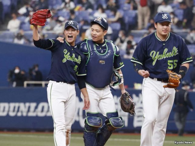日本シリーズ第2戦、完封した高橋(左)をリードしたヤクルト・中村悠平(中央)