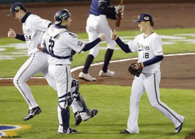 6回、無失点で切り抜け捕手若月とタッチを交わすオリックス・山本(C)Kyodo News